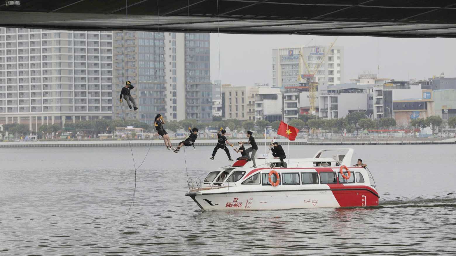 Images of training to prepare the "Peaceful Fatherland" Gala at the Han River, Da Nang. Photo: Huynh Duc