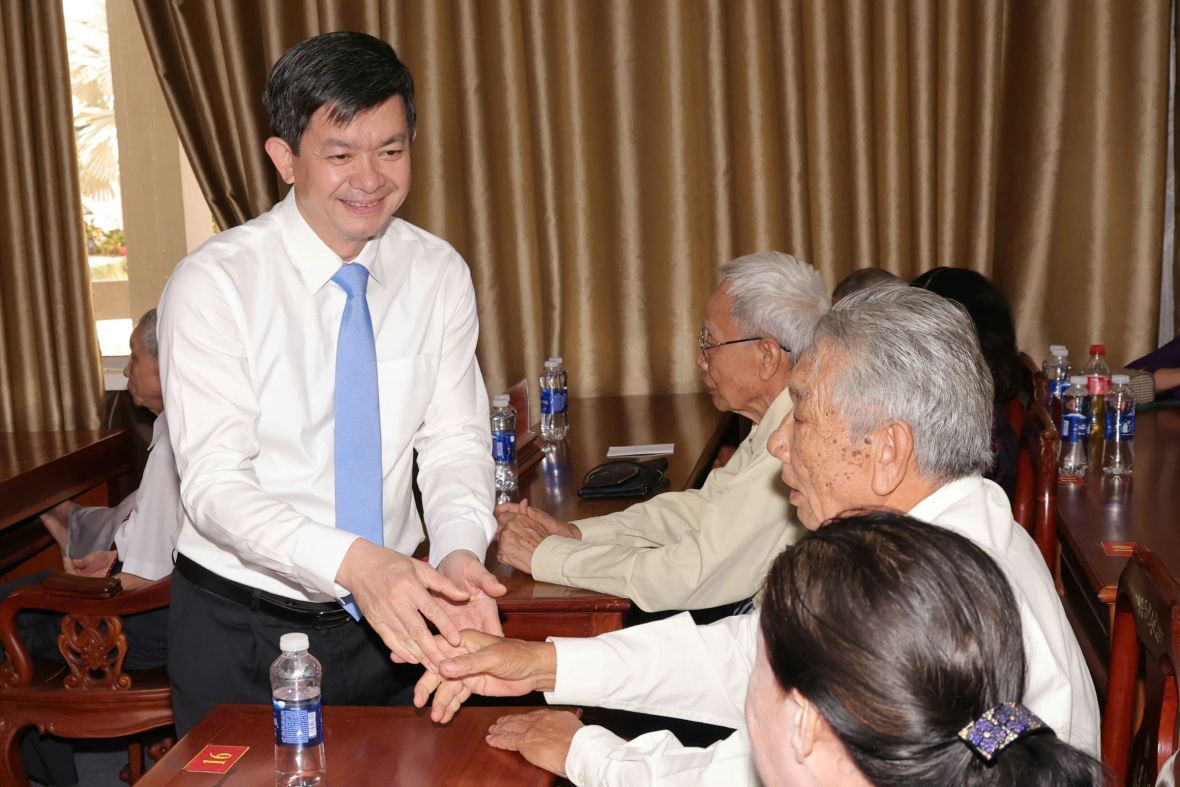 Ông Lê Quang Tùng - Bí thư Thành ủy Cần Thơ thăm hỏi các đại biểu. Ảnh: Tạ Quang