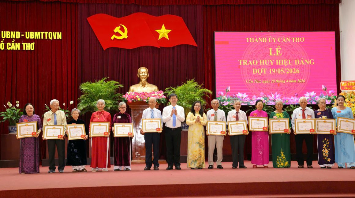 Lãnh đạo Thành ủy Cần Thơ trao Huy hiệu Đảng đợt 19.5.2026. Ảnh: Tạ Quang