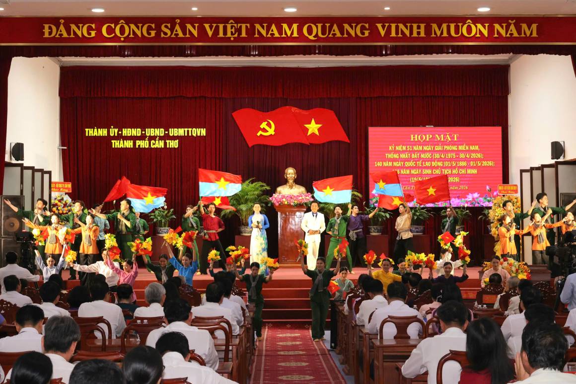 Chương trình văn nghệ tại buổi họp mặt. Ảnh: Tạ Quang