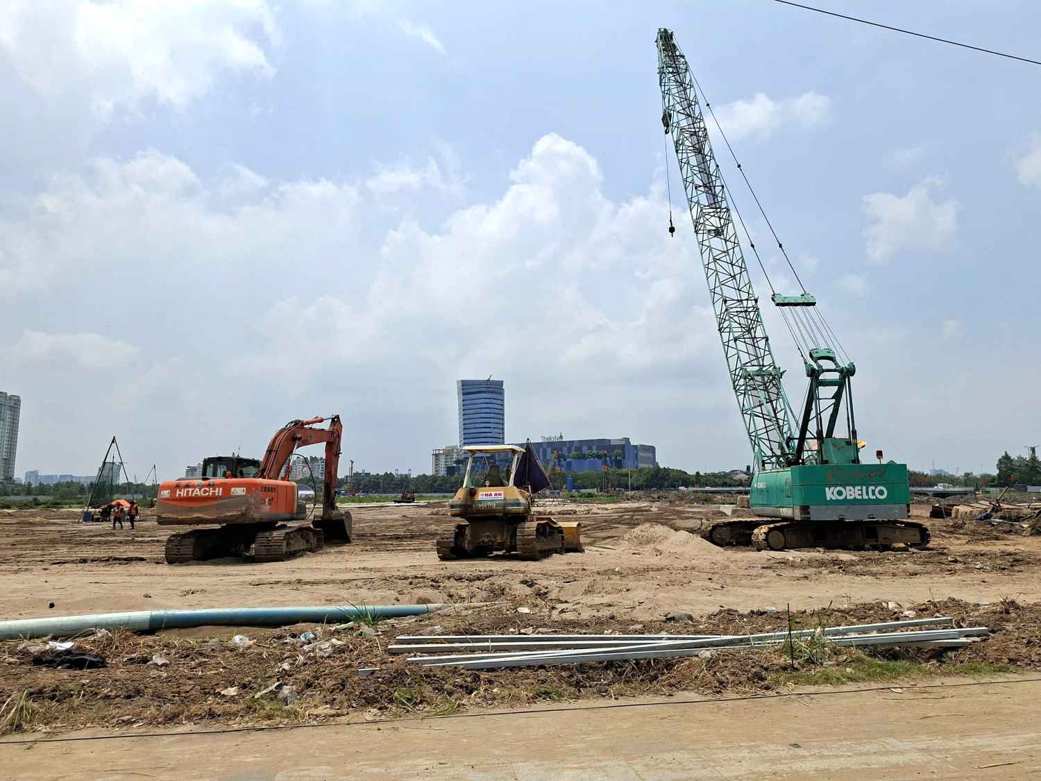 Máy móc tập kết tại công trường xây Trung tâm hành chính mới TPHCM.  Ảnh: Minh Quân