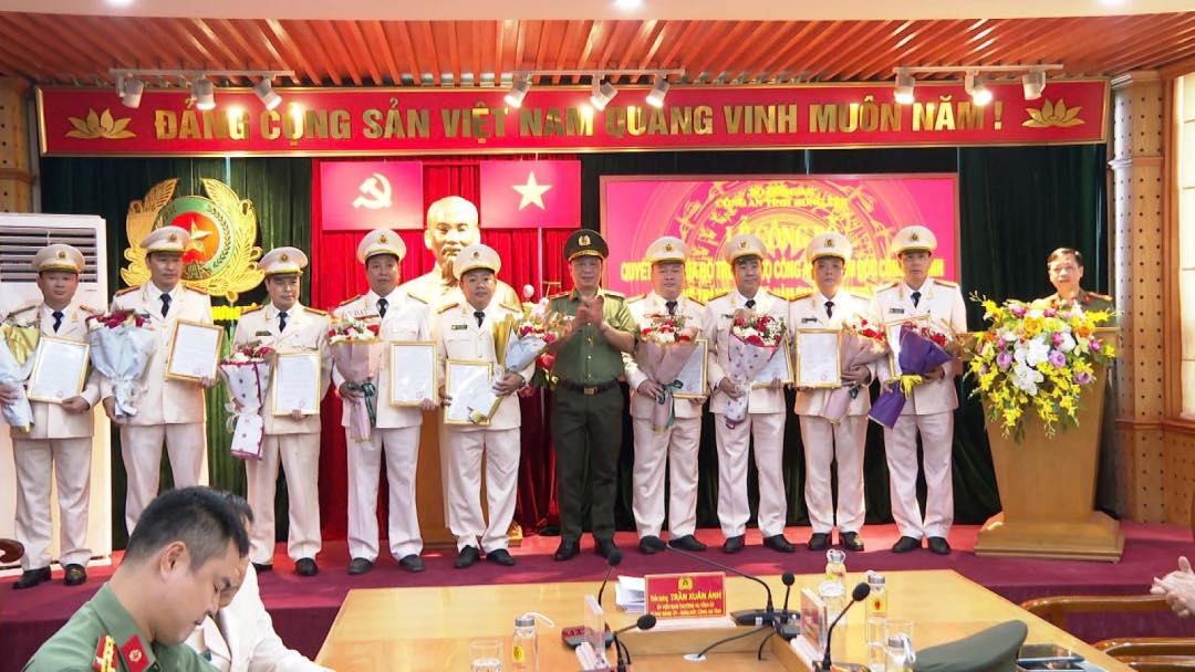 トラン・スアン・アイン少将 - フンイエン省警察署長が、省警察の専門部門の責任者である幹部に、上級大佐から大佐への昇進決定を授与。写真:フンイエン省警察