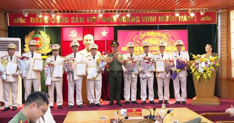 Hưng Yên: 18 cán bộ công an được thăng cấp bậc hàm Đại tá