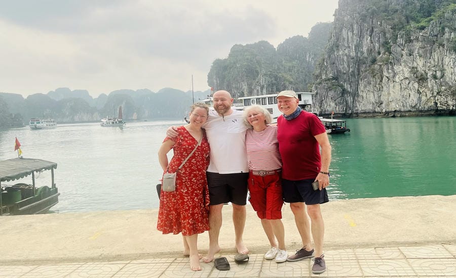 Thomas (phải) cùng gia đình trải nghiệm 2 ngày 1 đêm trên vịnh Bái Tử Long. Ảnh: Chí Long