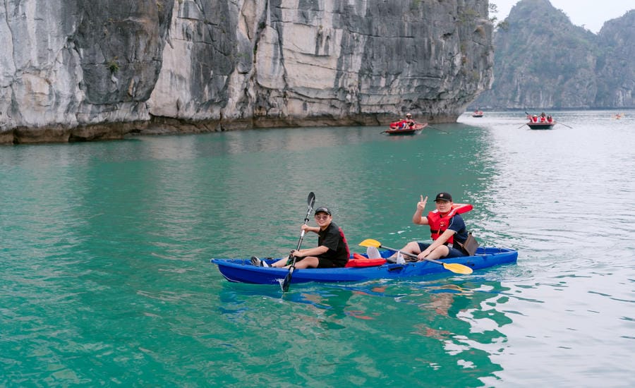 Khách đi thuyền nan, kayak khám phá làng chài Vung Viêng trên vịnh Bái Tử Long. Ảnh: Chí Long