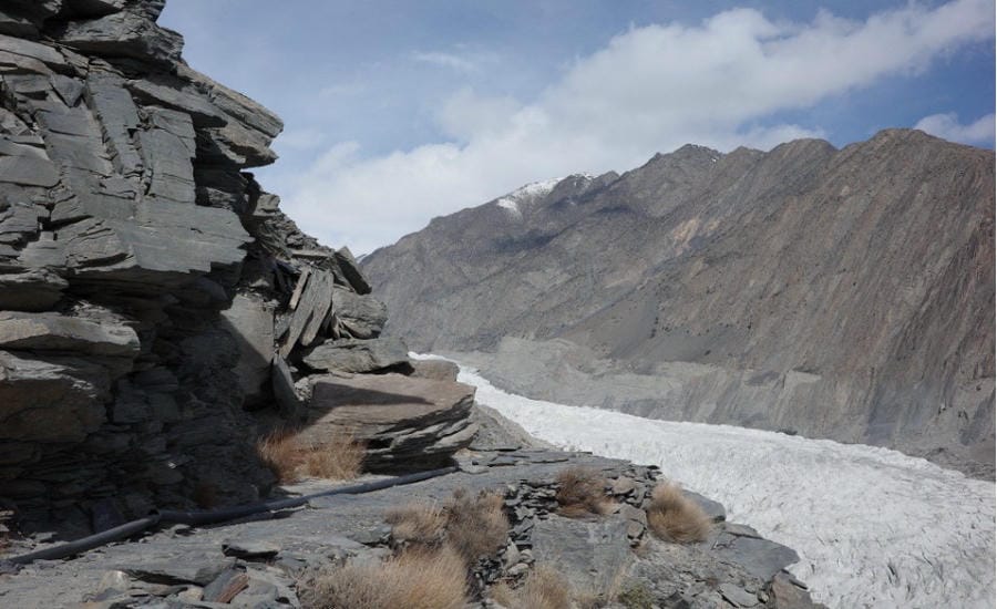 Sông băng Passu nổi bật giữa cảnh quan núi đá nguyên sơ. Ảnh: Huyền Linh