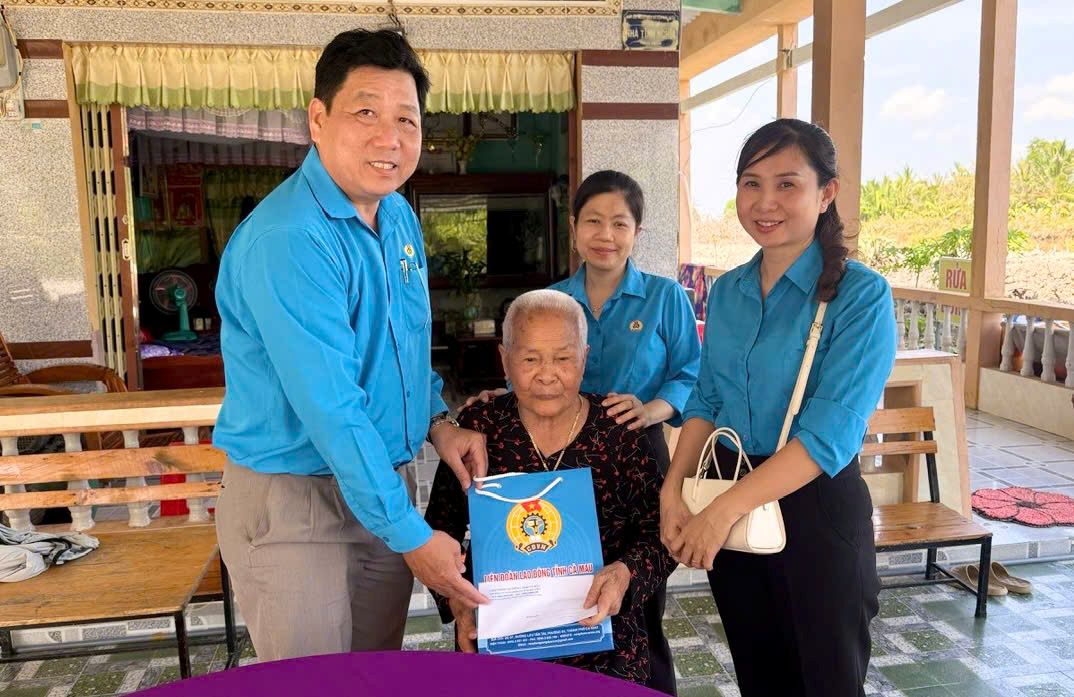 Mr. Bien Loc Toi - Member of the Standing Committee, Deputy Head of the Trade Union Affairs Committee - visits and presents gifts to Vietnamese Heroic Mother Le Thi Tuy. Photo: Thieu Vu