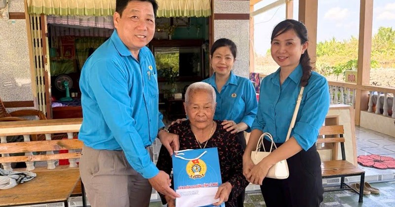 Cà Mau: Liên đoàn Lao động thăm, tặng quà Mẹ Việt Nam Anh hùng