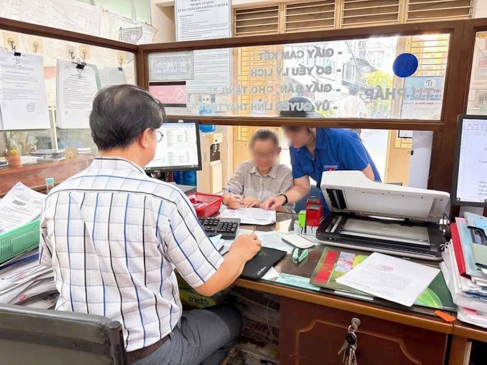 Tinh gọn, cơ cấu lại và nâng cao chất lượng đội ngũ công chức viên chức. Trong ảnh, cán bộ, công chức tại TPHCM hướng dẫn người dân giải quyết thủ tục hành chính. Ảnh: Cổng TTĐT TPHCM