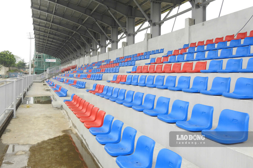 Các hàng ghế trên khán đài đã được lắp đặt. Ảnh: Tô Công