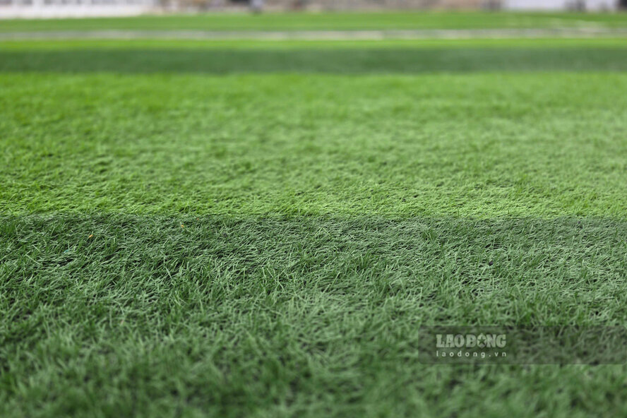 Sân vận động sử dụng mặt cỏ nhân tạo. Ảnh: Tô Công