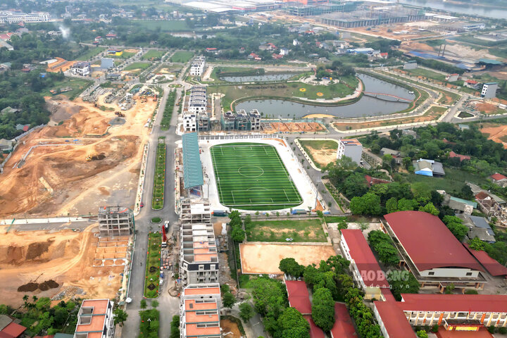 Sân vận động nằm trong dự án Khu nhà ở đô thị và Tổ hợp văn hóa, thể thao thị trấn Cẩm Khê (nay là xã Cẩm Khê). Ảnh: Tô Công