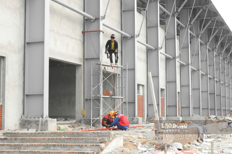 Các công nhân đang thi công hoàn thiện các hạng mục còn lại. Ảnh: Tô Công