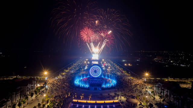 Pháo hoa tầm cao rực rỡ trên bầu trời Hà Nam, tạo điểm nhấn nghệ thuật mãn nhãn tại Sun Quảng trường Thời đại. Ảnh: Thanh Sơn 