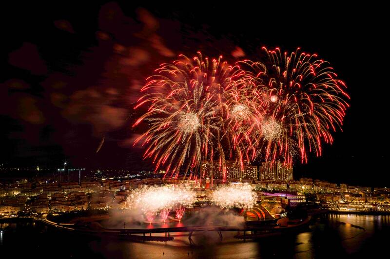 Đặc sản 2 màn trình diễn pháo hoa nghệ thuật hàng đêm tại “thành phố pháo hoa” làm say đắm du khách đến với nơi đây. Ảnh: Thanh Sơn 