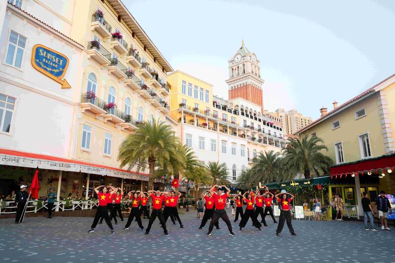 Khu phố Sunset Bazaar tại Thị trấn Hoàng hôn rực rỡ sắc cờ đỏ sao vàng, đón lượng khách lớn đến trải nghiệm không gian đa văn hóa tại đảo ngọc. Ảnh: Thanh Sơn 