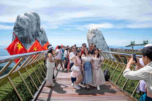 Cầu Vàng rực rỡ sắc cờ hoa, tiếp tục là điểm đến không thể thiếu, thu hút dòng người đổ về trong dịp lễ. Ảnh: Thanh Sơn 