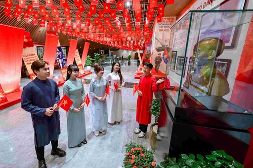 Không gian tái hiện ký ức lịch sử độc đáo tại điểm đến thu hút sự quan tâm của nhiều thế hệ du khách. Ảnh: Thanh Sơn 