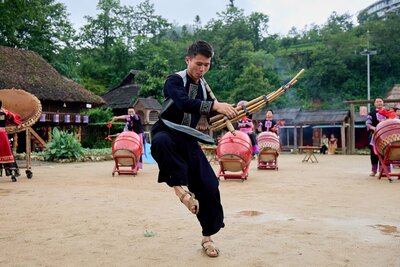 Màn múa khèn, tái hiện nét văn hóa đặc trưng của đồng bào vùng cao tại Bản Mây (Sa Pa). Ảnh: Thanh Sơn