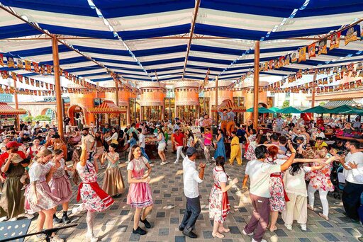 The bustling festival tourism atmosphere with European-style culinary and musical experiences at Ba Na peak. Photo: Thanh Son