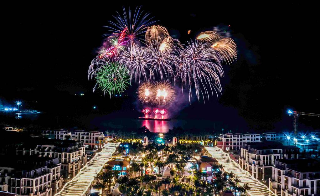 Màn trình diễn pháo hoa lung linh bên bờ vịnh, đánh dấu sự ra mắt sôi động của khu chợ đêm VUI-Fest Ha Long. Ảnh: Thanh Sơn 