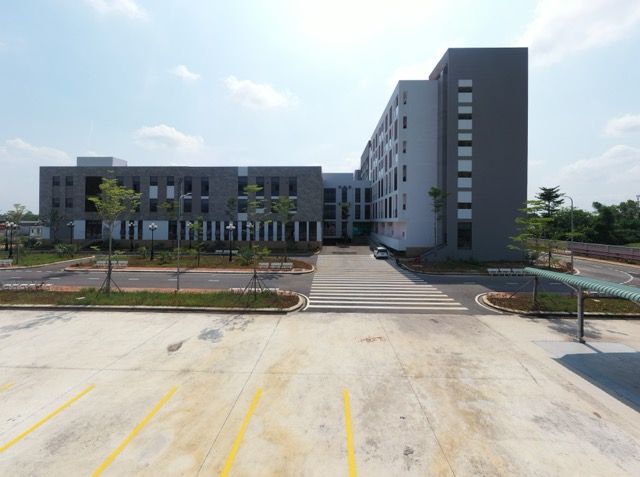 Các toà nhà chức năng cũng đã hoàn thành cơ bản. Ảnh: Anh Tú 