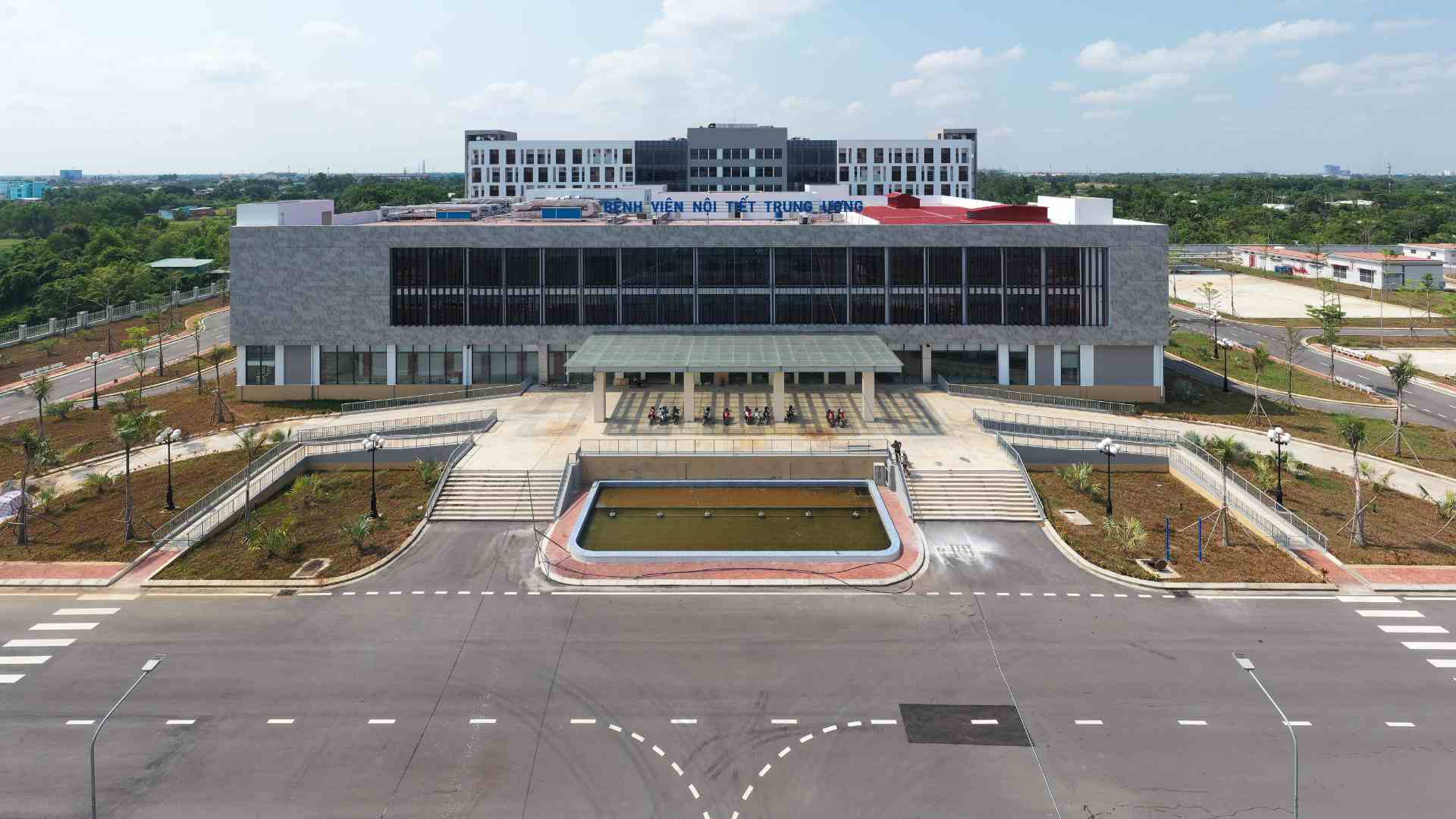 Phía trước toà nhà chính của Bệnh viện Nội tiết Trung ương (cơ sở Phía Nam). Ảnh: Anh Tú