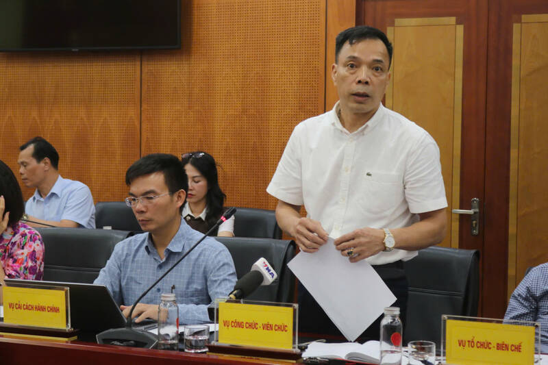 Mr. Nguyen Xuan Tu - Deputy Director of the Department of Civil Servants and Public Employees (Ministry of Home Affairs) exchanges at a press conference on the afternoon of April 28. Photo: Lan Nhi