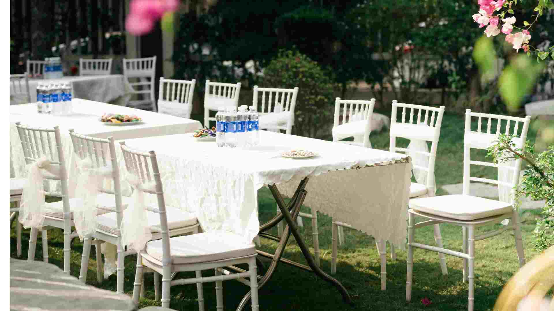 Outdoor wedding is on the rise, what do couples need to prepare to avoid weather risks. Photo: Huyen Trang