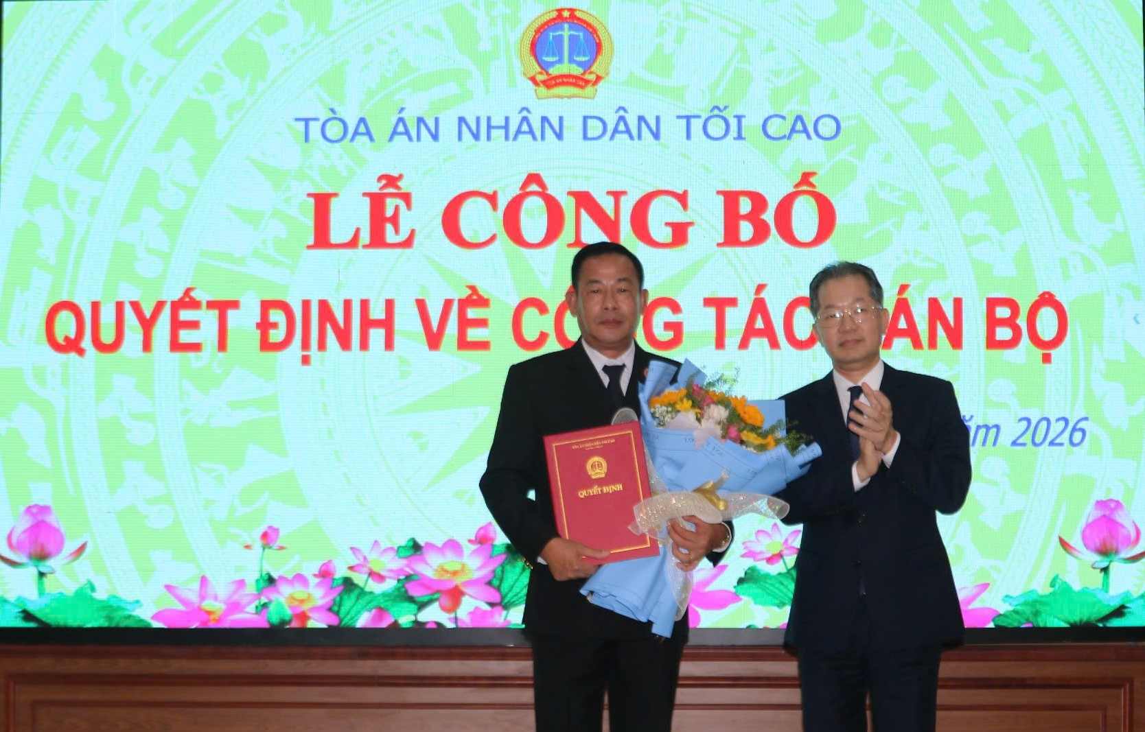 Ông Nguyễn Văn Quảng - Bí thư Trung ương Đảng, Bí thư Đảng ủy, Chánh án TAND Tối cao trao quyết định bổ nhiệm Chánh án TAND tỉnh Cà Mau. Ảnh: Nhật Hồ.
