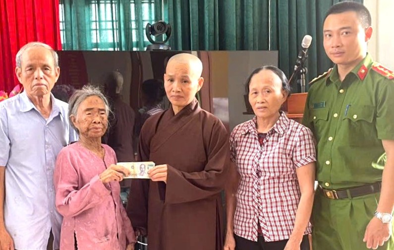 ティック・ダム・ハン尼僧は、ナムミンコミューン警察の立ち会いのもと、チャン・ティ・ラウさんに財産を返還しました。写真:ジエウ・アイン