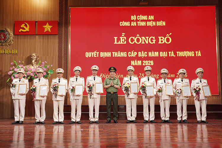 ヴー・ヴァン・ダウ少将が個人に専門士官の階級昇進決定を授与。写真:ディエンビエン治安新聞
