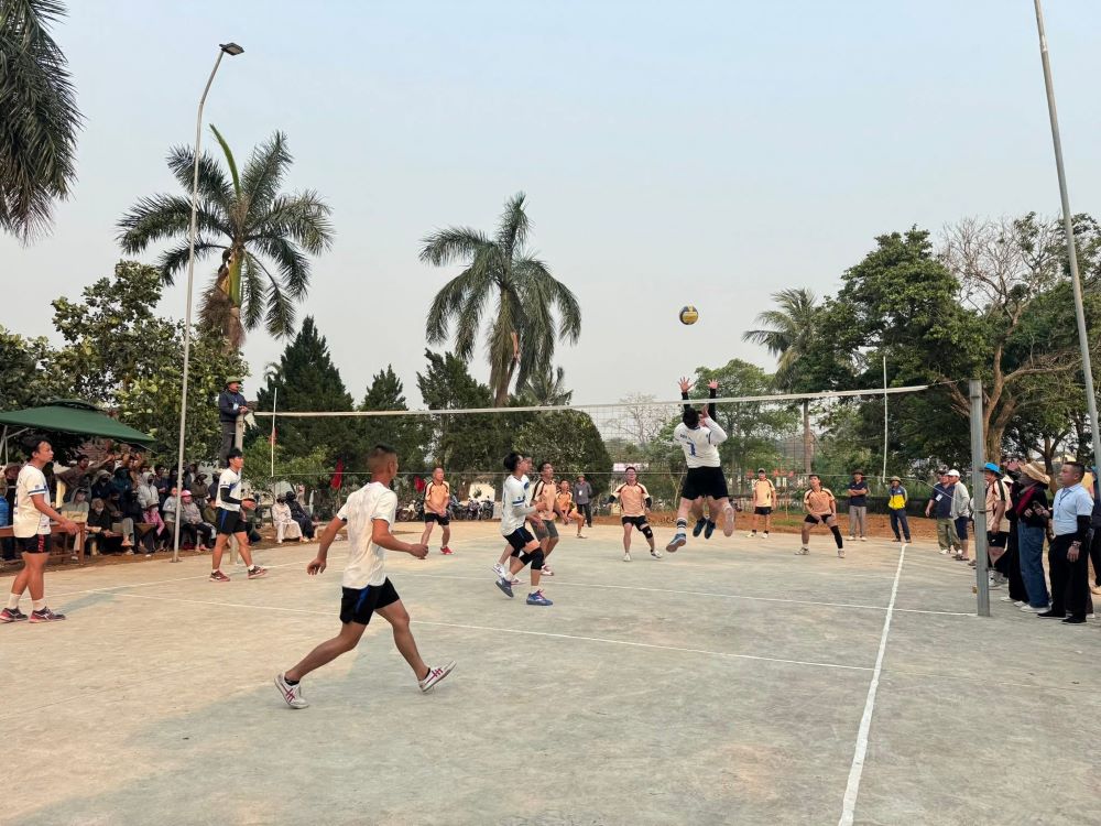 Le tournoi de volley-ball masculin et féminin à la ferme de Tây Hiếu 1 crée une atmosphère animée, attirant un grand nombre de cadres, d'ouvriers et de travailleurs à participer. Photo: Syndicat de Nghệ An