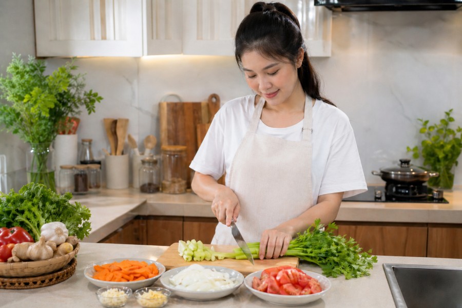 Cần tây, hành tây, cà chua và cà rốt được sơ chế để món ăn có màu sắc hài hòa. Ảnh: Thùy Linh.