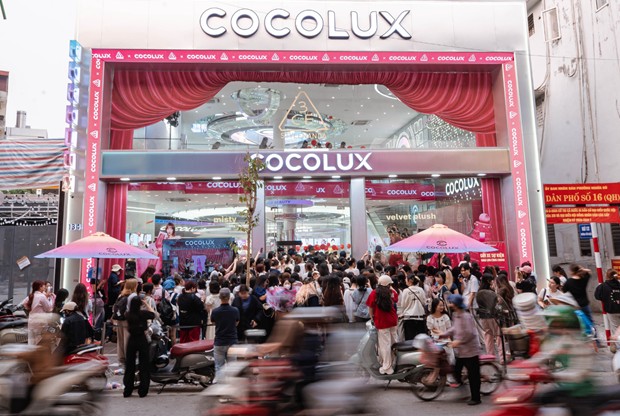 Sự kiện thu hút hàng trăm khách hàng bên ngoài và bên trong cửa hàng. Ảnh: Cocolux x 3CE