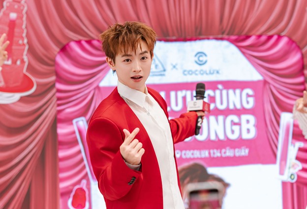 Ca sĩ CongB visual phát sáng “thả thính” khán giả tại sự kiện. Ảnh: Cocolux x 3CE