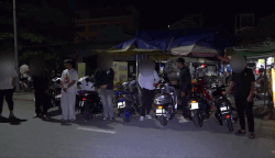 Dong Thap traffic police inspect and make a record of a group of teenagers using tape to cover license plates to evade traffic tickets. Photo: Dong Thap Police
