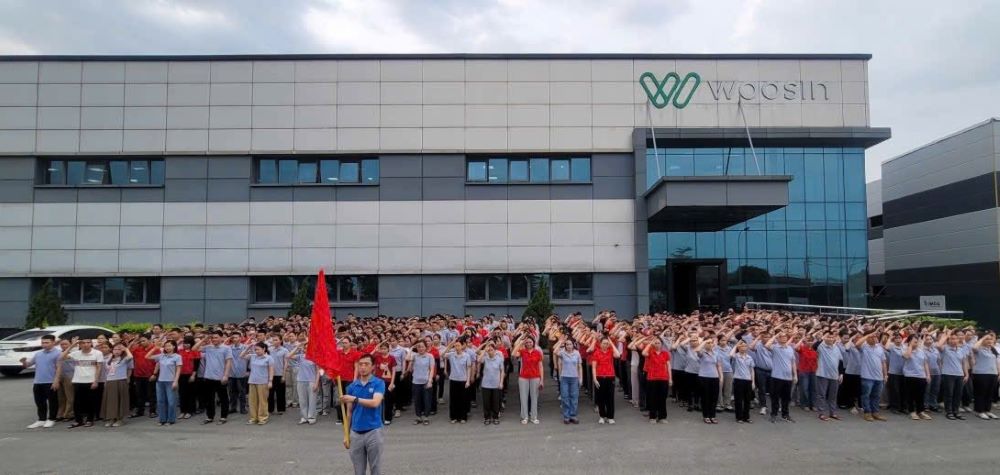Le syndicat de la société Woosin Vina Co., Ltd. organise une cérémonie solennelle de lever du drapeau, célébrant la Journée de la libération du Sud le 30 avril et la Journée internationale du travail le 1er mai. Photo: Syndicat de Nghệ An