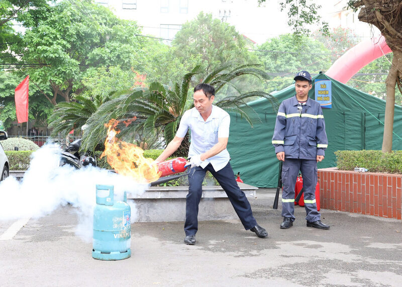 노동자들이 노동자의 달 발족식에서 산업 안전 보장 활동을 체험하고 있습니다. 사진: 카잉린