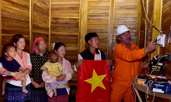 라이쩌우 전력 회사 간부들이 티아마무 마을 주민들에게 안전하고 절약적인 전기 사용법을 안내하고 있습니다. 사진: 비엣중/TTXVN