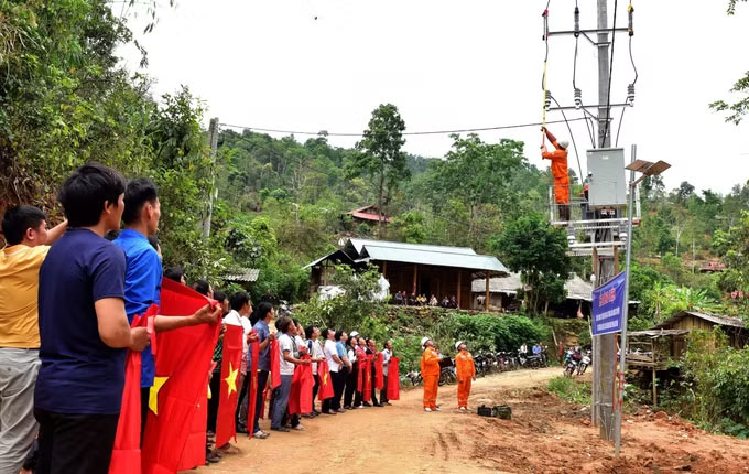 Công ty điện lực Lai Châu tổ chức lễ đóng điện công trình cấp điện cho các thôn, bản lõm sóng chưa có điện lưới quốc gia tại bản Tia Ma Mủ, xã Tà Tổng. Ảnh: Việt Dũng/TTXVN