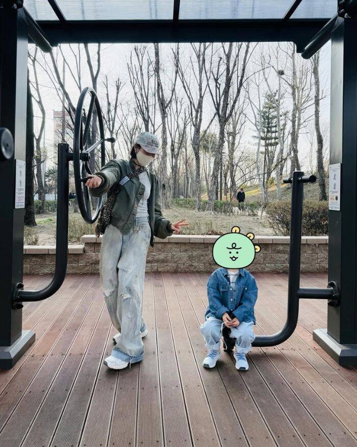 Son Ye Jin và con trai đi chơi công viên. Ảnh: Lotte