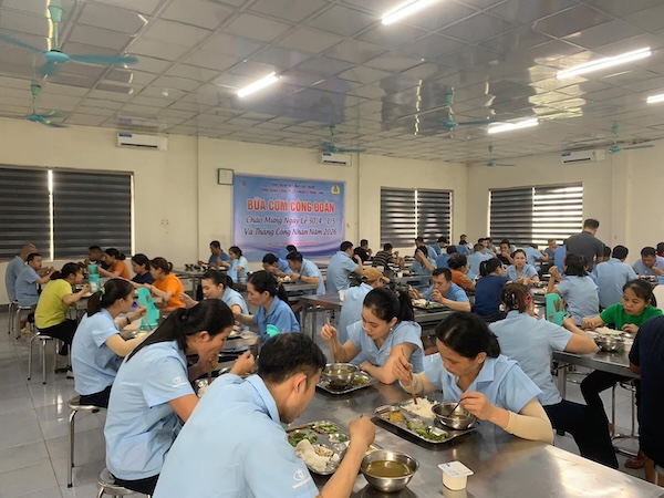 Repas syndical organisé par le syndicat de la société par actions Vinatex Hong Linh en coordination avec la direction de la société pour les membres du syndicat et les travailleurs à l'occasion du 30 avril, du 1er mai et de l'orientation du Mois des travailleurs. Photo: CĐCS