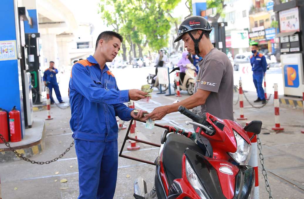 Domestic gasoline and oil prices are forecast to fluctuate according to the world situation. Photo: Hai Nguyen