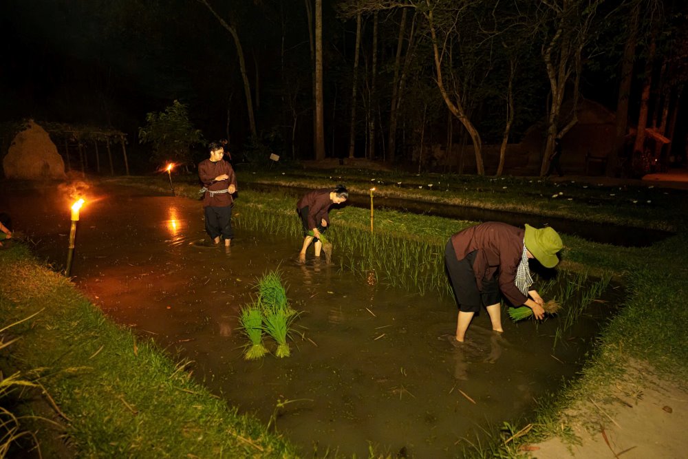 Tour đêm Trăng chiến khu tại Địa đạo Củ Chi. Ảnh: Anh Tú