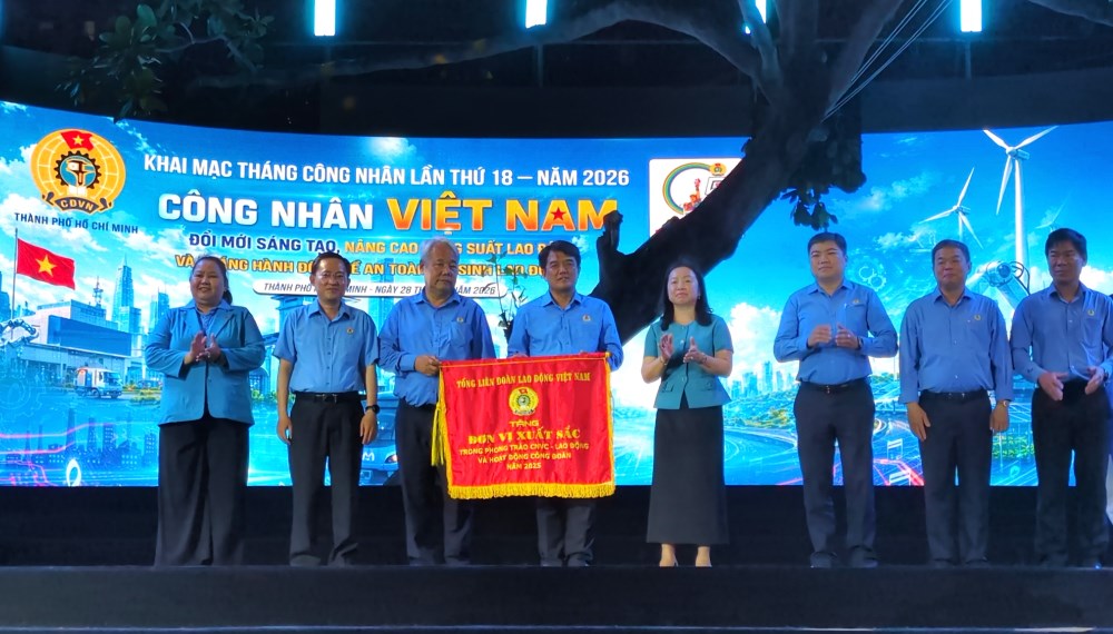 LĐLĐ nhận cờ thi đua xuất sắc từ 