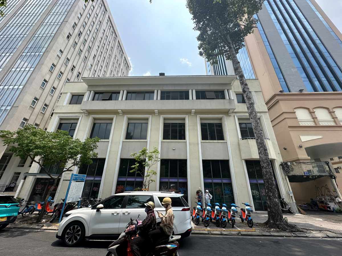 Khu đất số 10 Hàm Nghi (phường Sài Gòn) có diện tích đất gần 1.000m², có 2 khối nhà với tổng diện tích sàn 4.632m², hiện đang bỏ hoang. Ảnh: Anh Tú