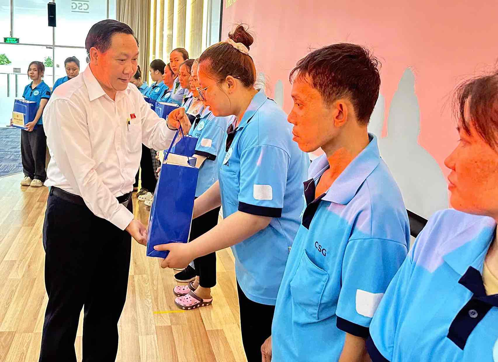 Phó Trưởng đoàn chuyên trách Đoàn đại biểu Quốc hội tỉnh Đồng Nai Bùi Xuân Thống tặng quà cho công nhân. Ảnh: HAC
