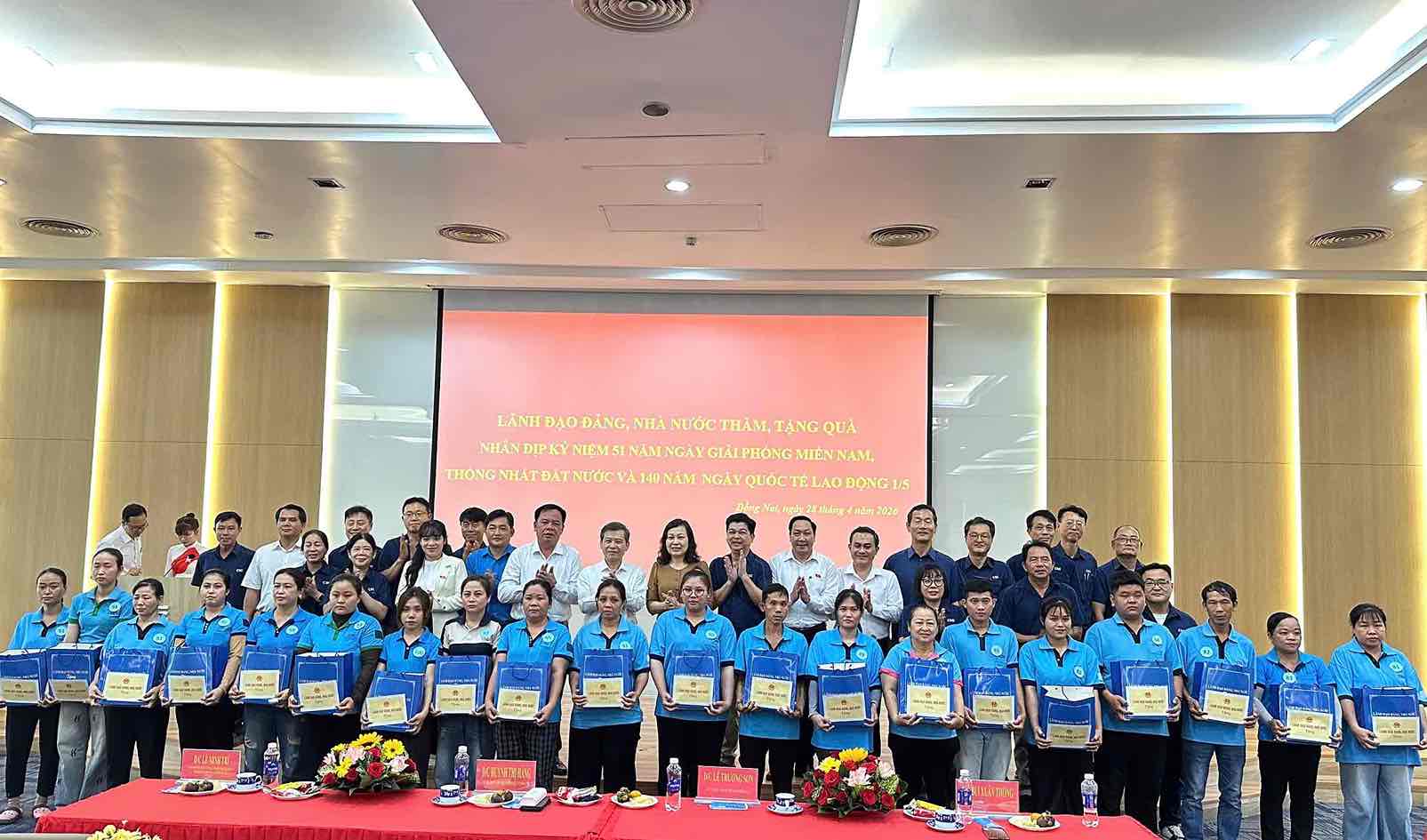 M. Lê Minh Trí, membre du Bureau politique, secrétaire du Comité central du Parti, chef de la Commission centrale des affaires intérieures, et les dirigeants de Đồng Nai rendent visite et offrent des cadeaux aux employés de la société Chang Shin Vietnam Co., Ltd. Photo: HAC