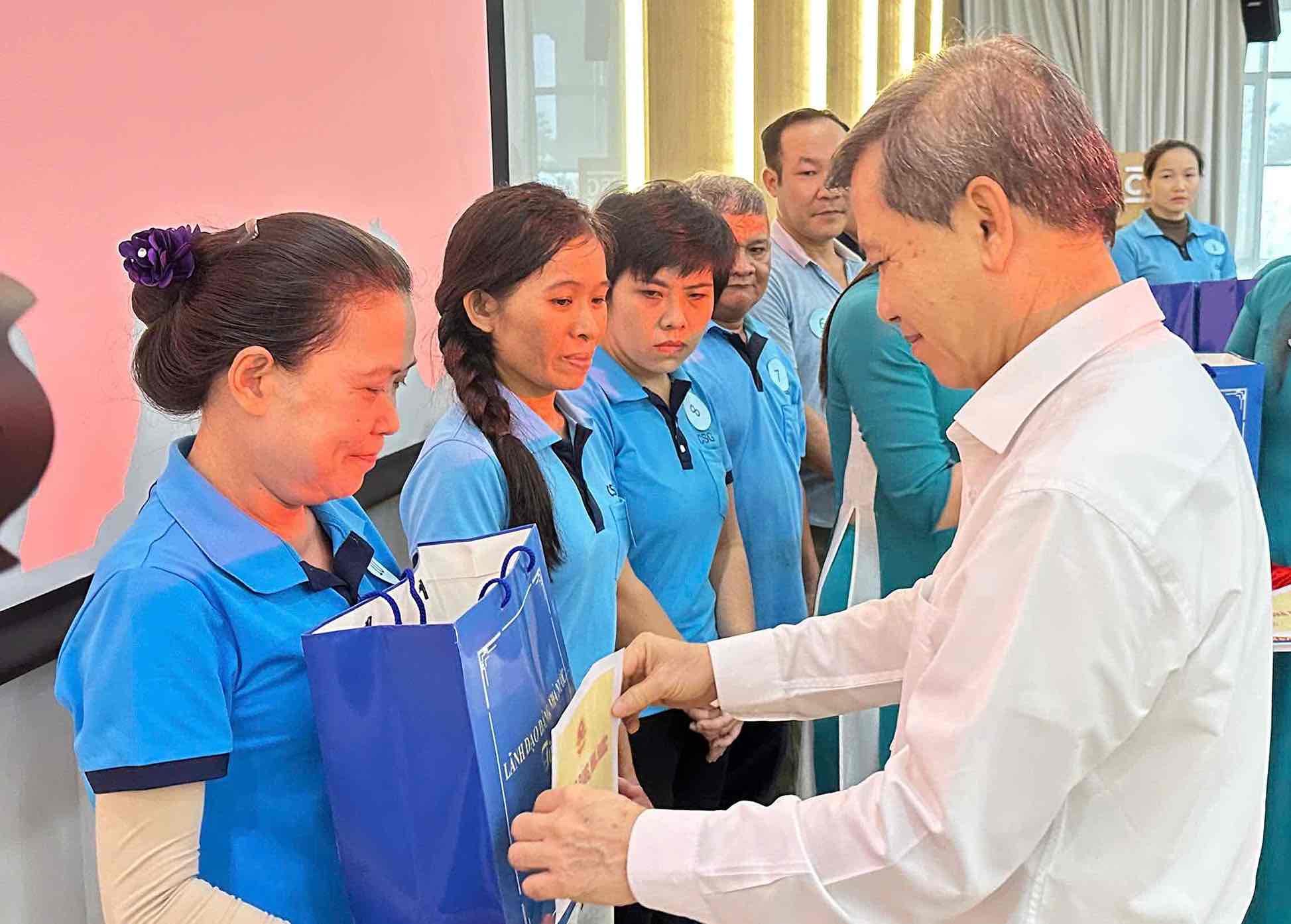 Ông Lê Minh Trí, Ủy viên Bộ Chính trị, Bí thư Trung ương Đảng, Trưởng Ban Nội chính Trung ương thăm và tặng quà người lao động Công ty Chang Shin Việt Nam TNHH. Ảnh: HAC